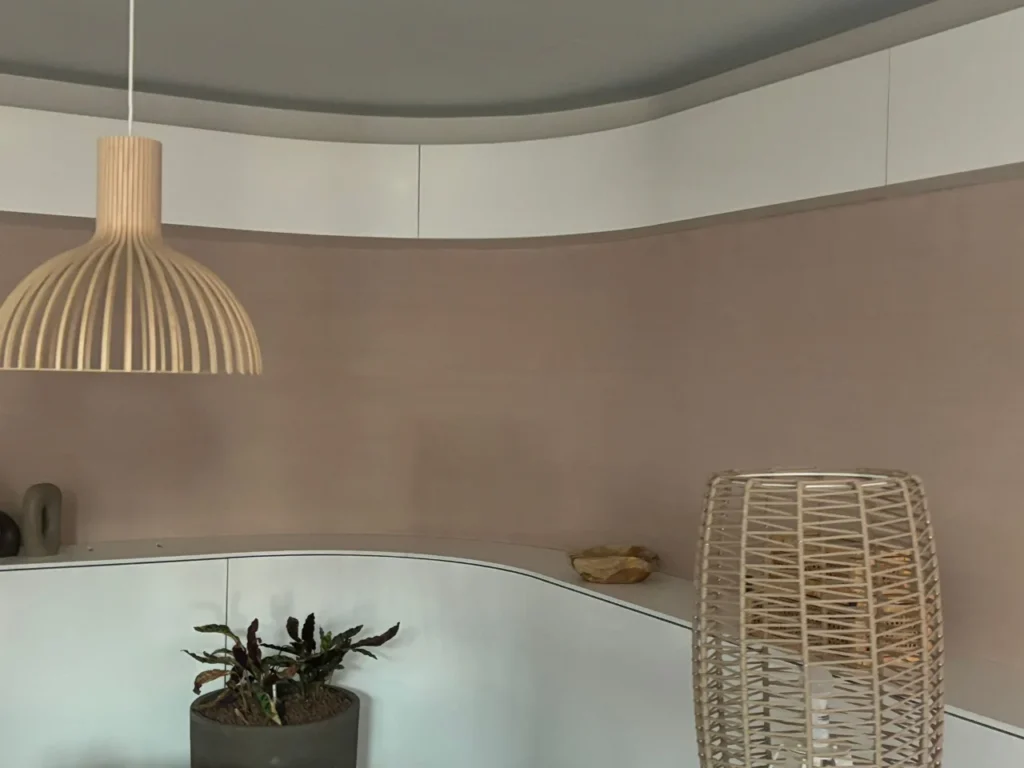Mikrozementbeschichtung Wand Büro Rezeption Poxbo